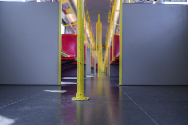 车厢内走廊的内景，车厢内有红色的织物座椅图片下载