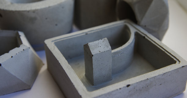 几何空花盆制成的混凝土。灰色水泥花盆种植多肉和仙人掌。爱好,家居装饰。图片下载