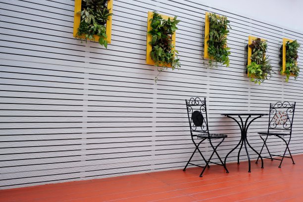 复古咖啡桌设置以木墙装饰为背景，建筑设计理念图片下载