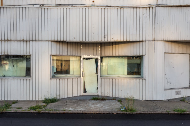 日落时分，在一个乡村小镇上，古老建筑的木质镶板一侧图片下载