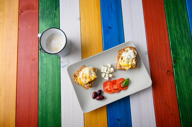 俯视图新鲜做的早餐提供在彩色的板图片下载