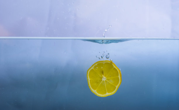 水果在水中飞溅图片下载