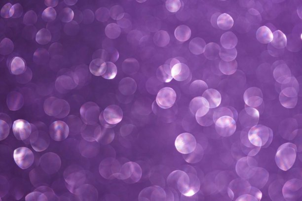 淡紫色散景在背景上闪闪发光。图片下载