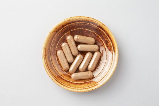 灵芝胶囊。健康膳食补充的概念。明亮的背景。直接上图。副本的空间。图片下载