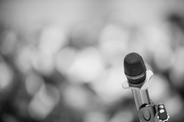 麦克风在舞台上图片下载