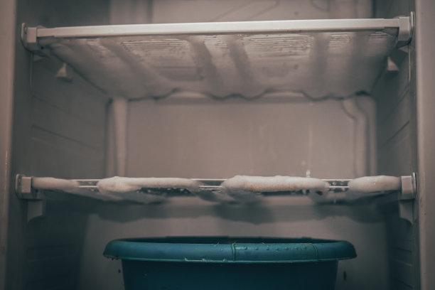 冰箱解冻过程中，有很多冰图片下载