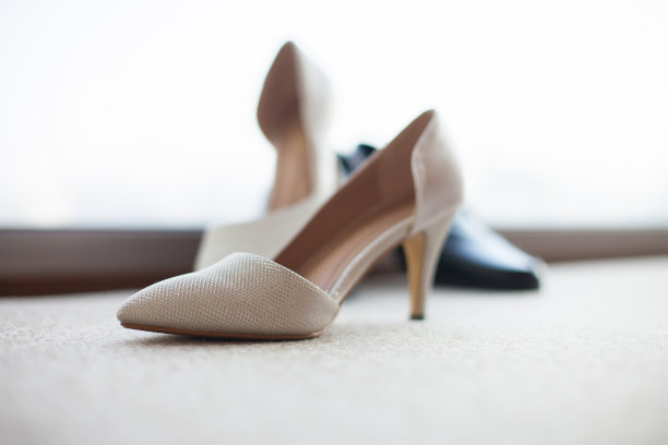 情侣鞋、黑色皮鞋、米色新娘鞋。图片下载