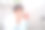 亚洲3 - 4岁的蹒跚学步的男孩在家里坐在马桶上使用手机图片下载