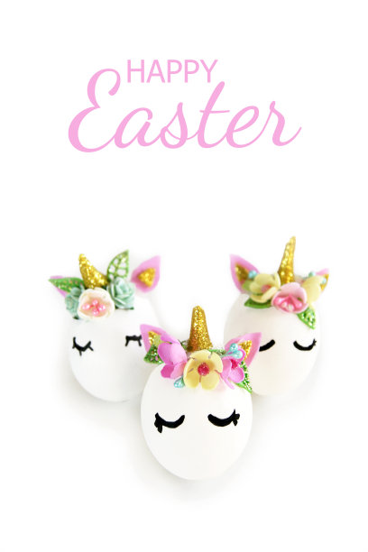 贺卡上写着“复活节快乐”和三个独角兽形状的蛋。孤立在白色背景上。图片下载