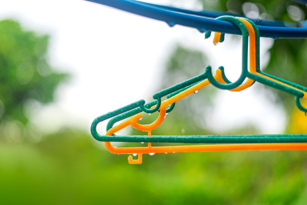 晾衣绳上的衣架在室外和下雨图片下载