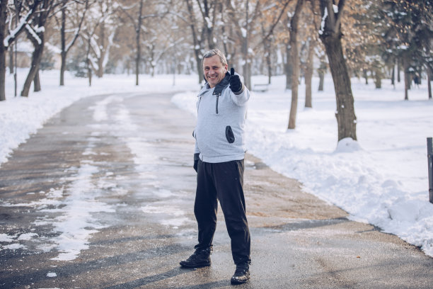 男人在慢跑前热身图片下载