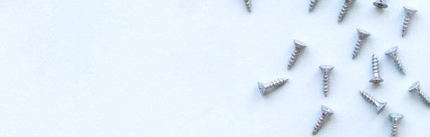 自攻螺钉上的蓝色背景特写。图片下载