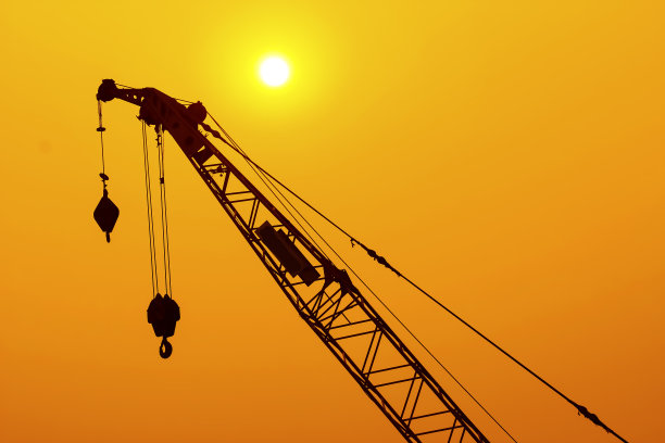 工业背景和建筑起重机在令人惊叹的日落天空的剪影图片下载