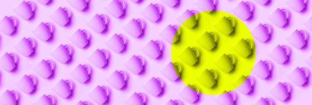 图案从杯子在时髦的霓虹黄色和紫罗兰色背景。生日派对庆祝，宝宝送礼会概念。柔和的颜色。双色版的横幅。简约风格设计图片下载