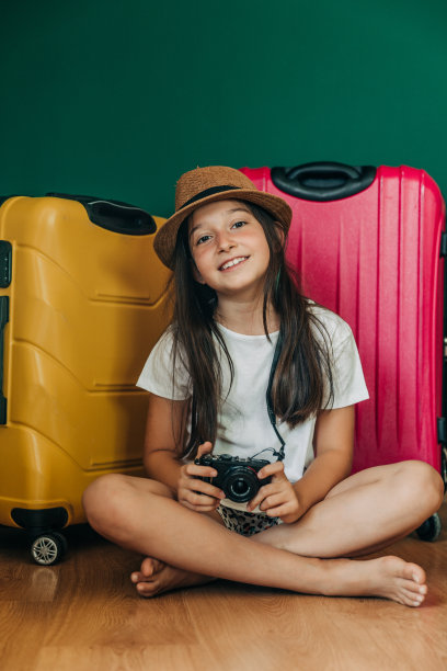 年轻的女孩穿着节日的衣服拉着手提箱图片下载