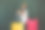 年轻的女孩穿着节日的衣服拉着手提箱图片下载