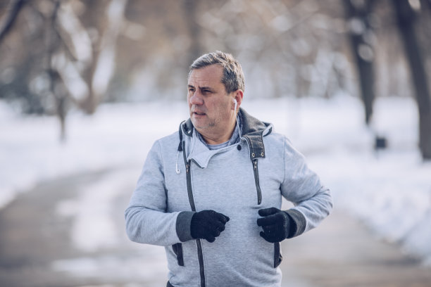 一位老人在冬天慢跑图片下载