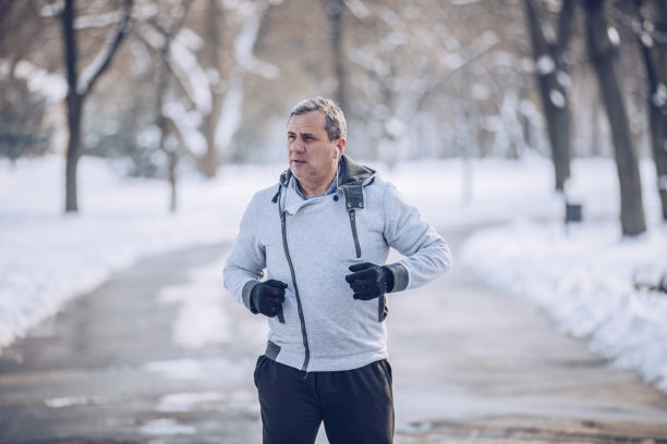 一位老人在冬天慢跑图片下载