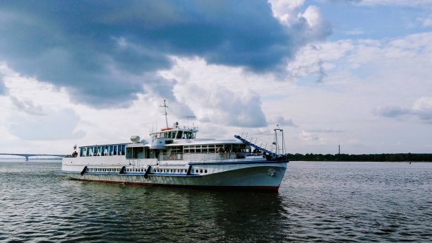 客船在河上图片下载