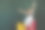 年轻的女孩穿着节日的衣服拉着手提箱图片下载