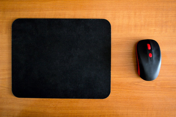 电脑垫和电脑鼠标的木制背景，特写，现代图片下载
