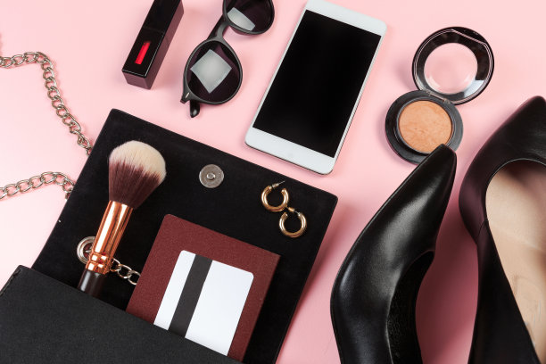 Top view of Women bag and lady stuff with copyspace on粉色背景图片下载