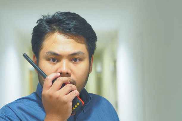 携带对讲机或便携式无线电收发机执行紧急应变计划的人员图片下载