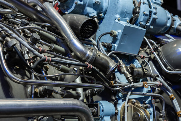 飞机发动机复杂机械管道特写图片下载