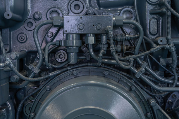 大型柴油机复杂机械管道特写图片下载