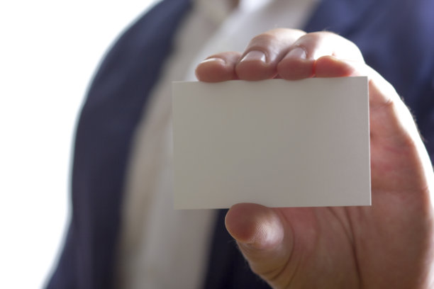 手持白色背景上的白色名片图片下载
