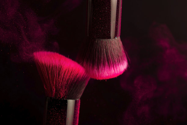 化妆刷和彩妆粉图片下载