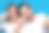 一对幸福的夫妇，一个年轻的金发女人和深色胡子的男人在白色t恤和蓝色牛仔裤上自拍孤立的蓝色背景。理想夫妻的概念。图片下载
