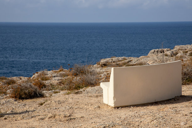 海岸边的悬崖和蓝色的大海图片下载