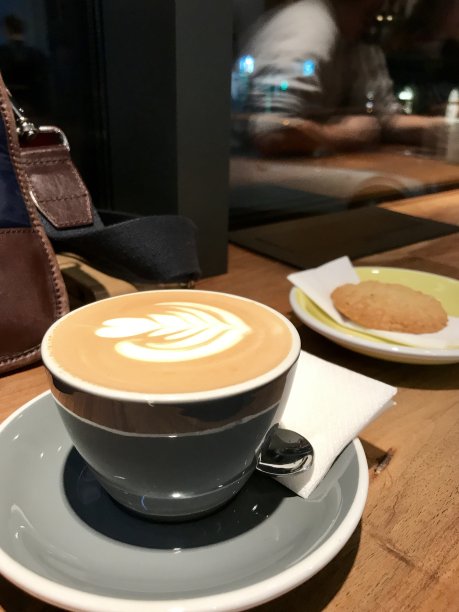 咖啡店里的卡布奇诺和饼干图片下载