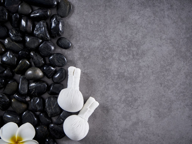 美丽的水疗组合与草药敷球放置在灰色大理石背景图片下载