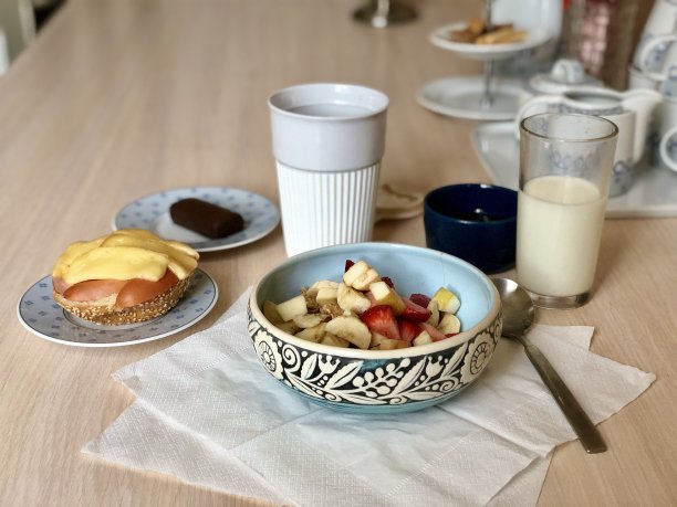 早餐在家里。水果沙拉和牛奶。图片下载