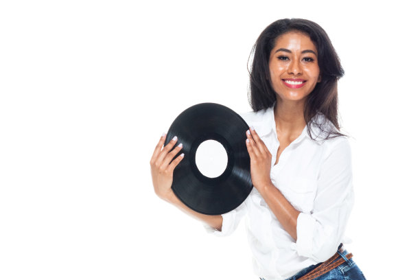 一个人/正面视图/腰部以上的20-29岁的成年美丽的拉丁美洲和西班牙裔种族的女性/年轻女性站在白色背景下，穿着纽扣衬衫/衬衫/短裤，拿着唱片/音乐图片下载