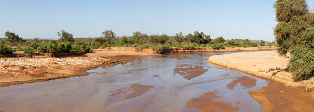 肯尼亚大草原中部的一条河图片下载