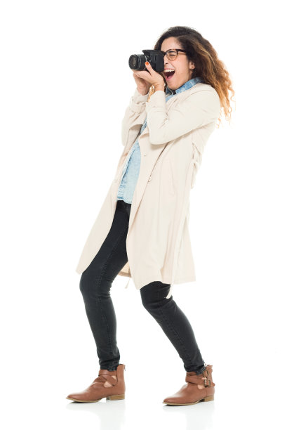 全长/一人/侧视图/ 30-39岁的成年人美丽的卷发/长头发波多黎各种族/拉丁美洲和西班牙裔女性/年轻女性摄影师/摄影/游客站图片下载