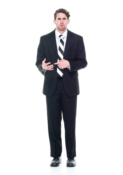 全身/一人/看镜头/正面20-29岁的成年英俊的人高加索年轻男子/男性商人/商人/经理站在白色背景下穿着西装谁是厌恶/恐惧图片下载