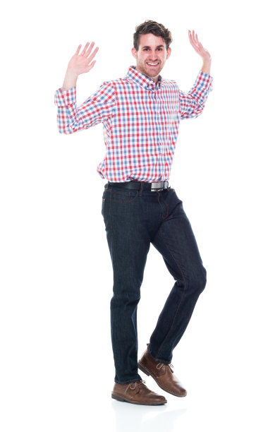 侧视图/全长/一个20-29岁的成年人英俊的人白种年轻男子/男性走在白色背景穿着格子布/牛仔裤/纽扣衬衫/衬衫谁是微笑/快乐/愉快的问候图片下载