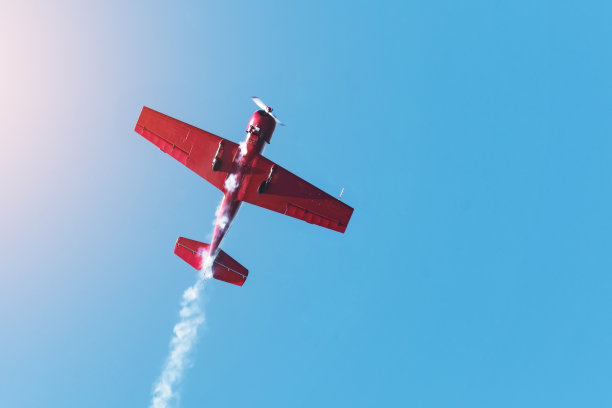 涡轮螺旋桨飞机的一道白烟映衬着蓝色的天空。图片下载