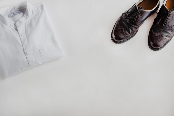 男性服装设置在白色背景。衬衫和鞋。特写,俯视图图片下载