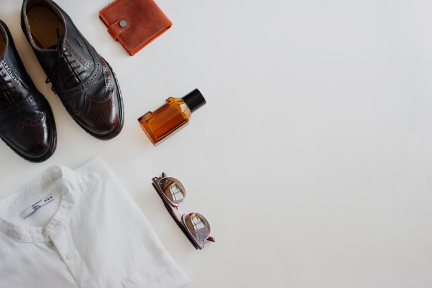男性服装设置在白色背景。特写,俯视图图片下载