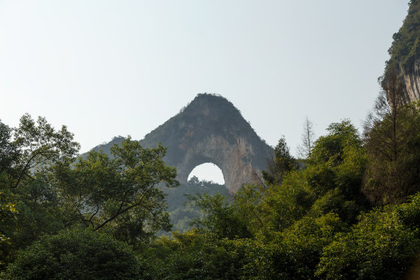 月亮山在天空的背景图片下载