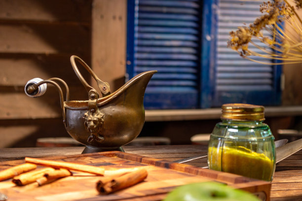 木桌上放着一个古铜色的水壶图片下载