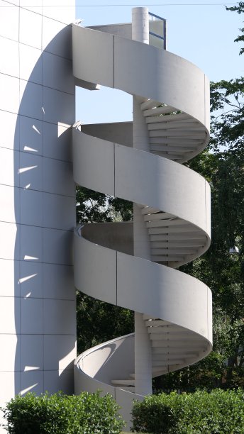 白色螺旋楼梯图片下载