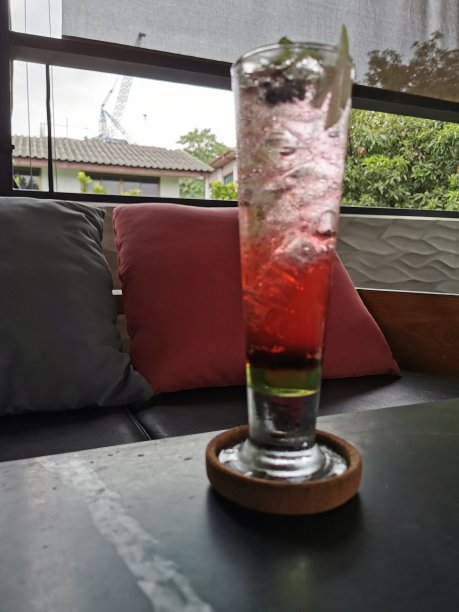 红粉色鸡尾酒加冰在玻璃杯里图片下载