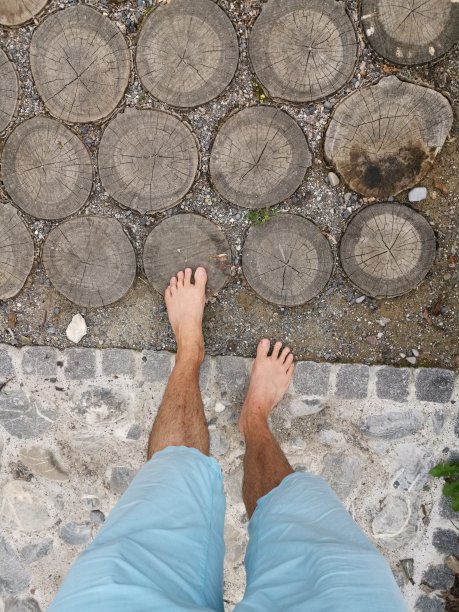 高角度视图图像的经验变化的一个赤脚的踪迹图片下载