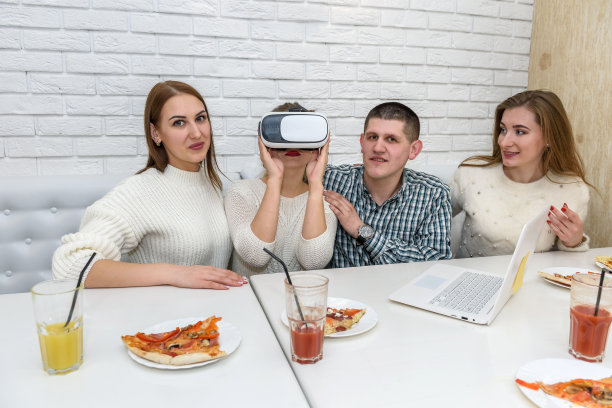 微笑的年轻人在咖啡馆享受虚拟现实设备带来的乐趣图片下载